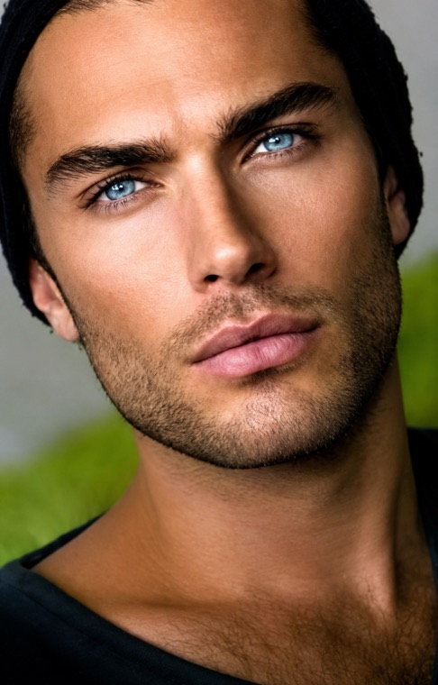 Resultado de procedimento facial masculino com naturalidade, contorno definido